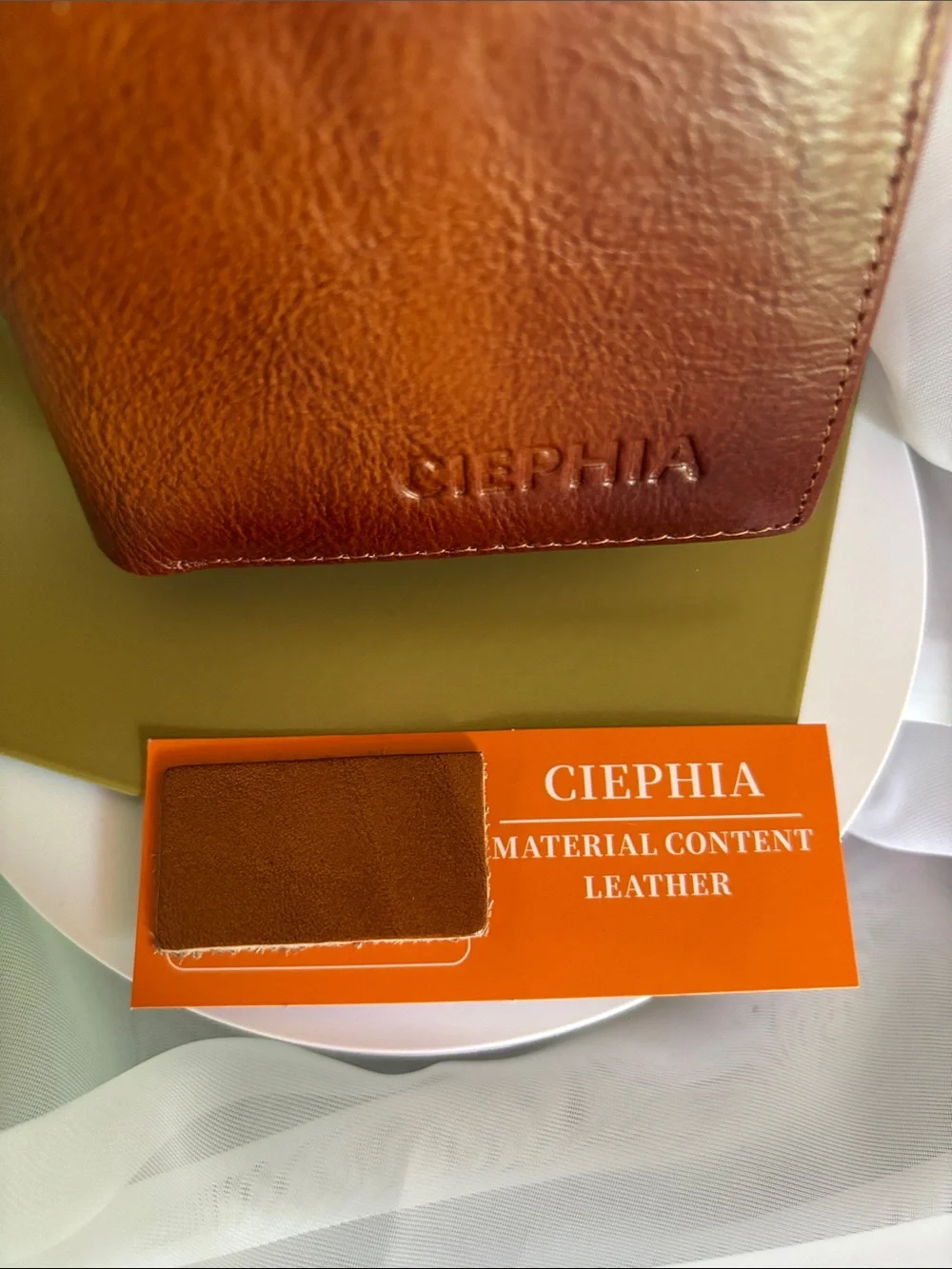 Men's Leather Trifold Wallet in Chestnut Brown